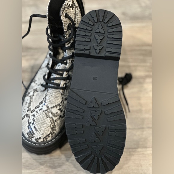 H&M snake print platform combat boots - Picture 3 of 3